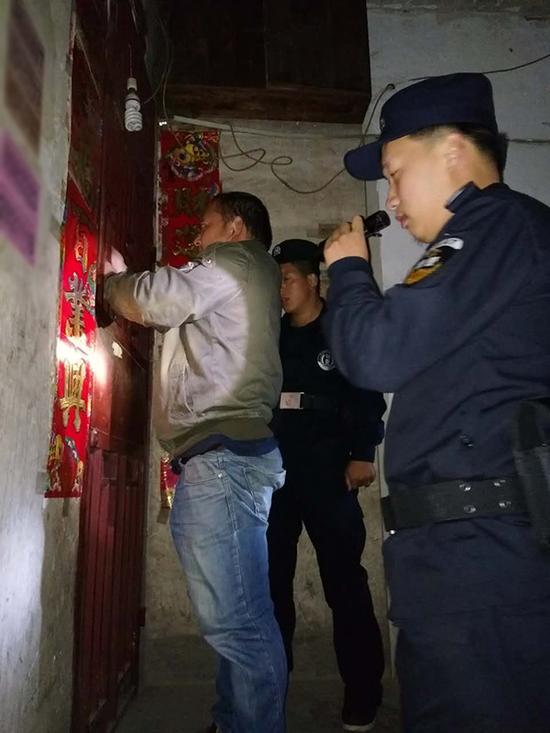 齐齐哈尔粗心妈妈误将幼女锁家中 民警全城寻开锁师傅开门