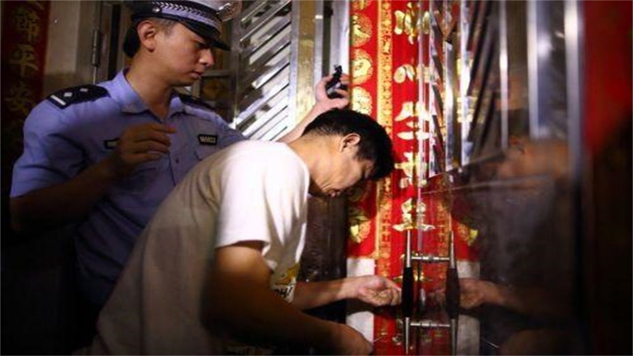 齐齐哈尔请开锁师傅开了锁后，师傅为什么一般都不进门，就算主人请也不进去？